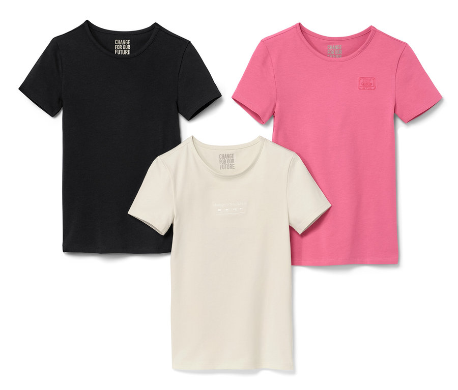 Drei Kinder-T-Shirts liegen übereinander: Schwarz, Rosa und Creme.