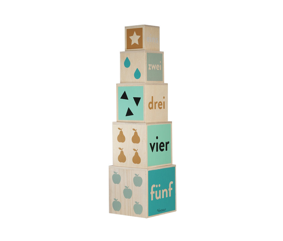Stapelturm aus Holzblöcken mit Zahlen und Bildern.
