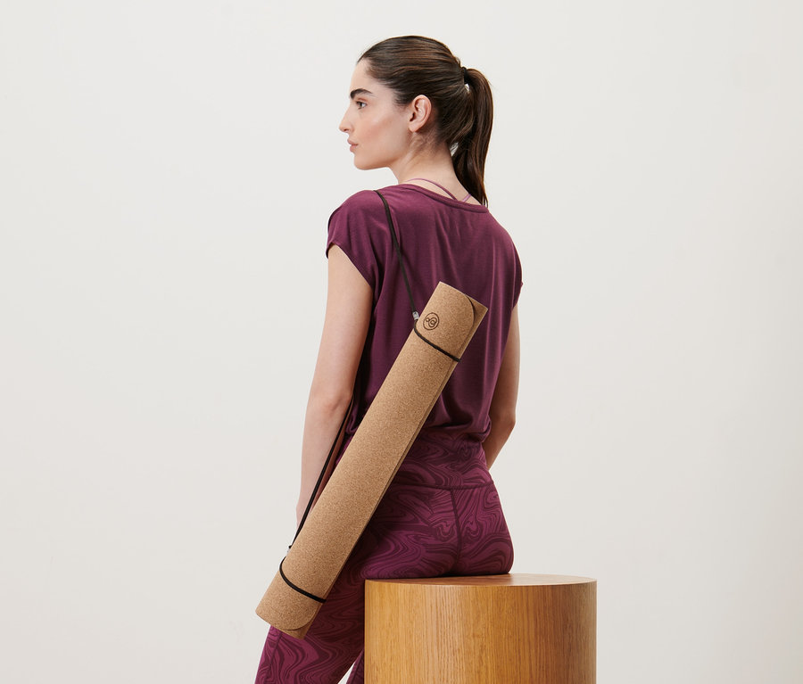 Frau mit brauner Kork-Yoga-und-Fitnessmatte.