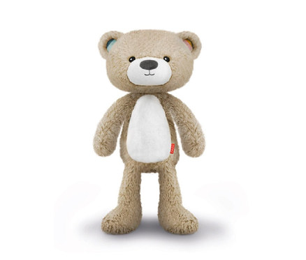 Der Zazu Nachtlicht »Brody der Bär« Teddybär steht auf einem weißen Hintergrund.