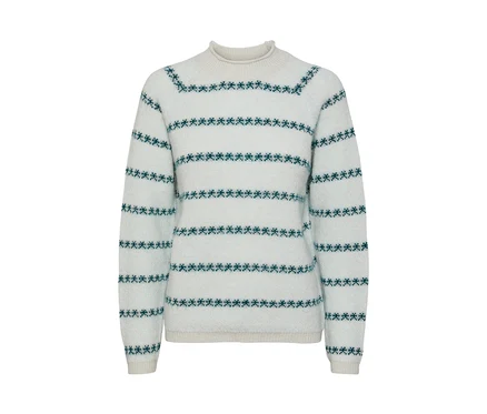 Ein hellblau-beiger Strickpullover mit horizontalen Streifen und Ornamenten.