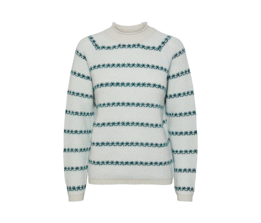 Ein hellblau-beiger Strickpullover mit horizontalen Streifen und Ornamenten.