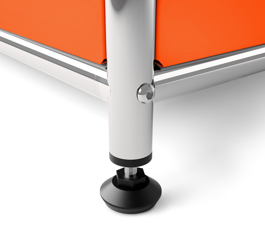 Detailaufnahme eines Sideboards Metall »CN3« mit 4 Klappenfächern, Fokus auf den Standfuß.