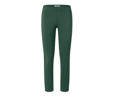 Eine grüne Stretchhose auf weißem Hintergrund.
