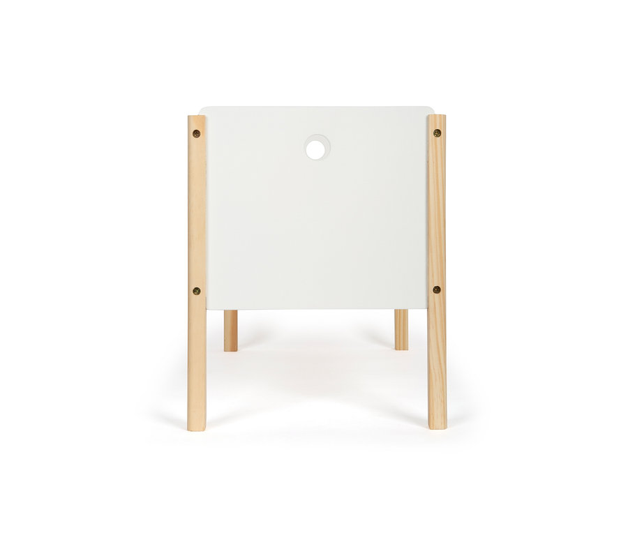 Detailansicht des weißen small foot Puppengitterbetts »Little Button« mit Holzbeinen.