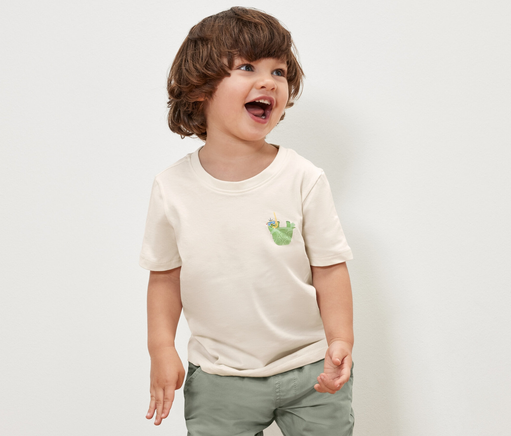 Junge trägt ein Kinder-T-Shirt aus einem 3er-Set.