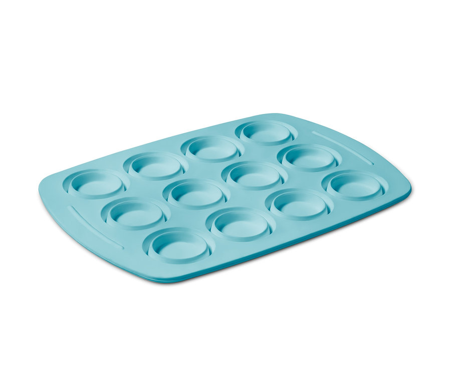 Blaues faltbares Silikon-Muffinblech mit zwölf Mulden.