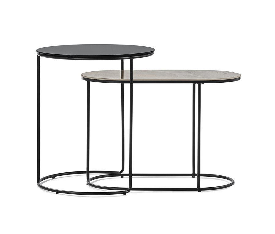 Zwei Beistelltische in Marmoroptik mit Glasoberfläche und schwarzen Metallbeinen.