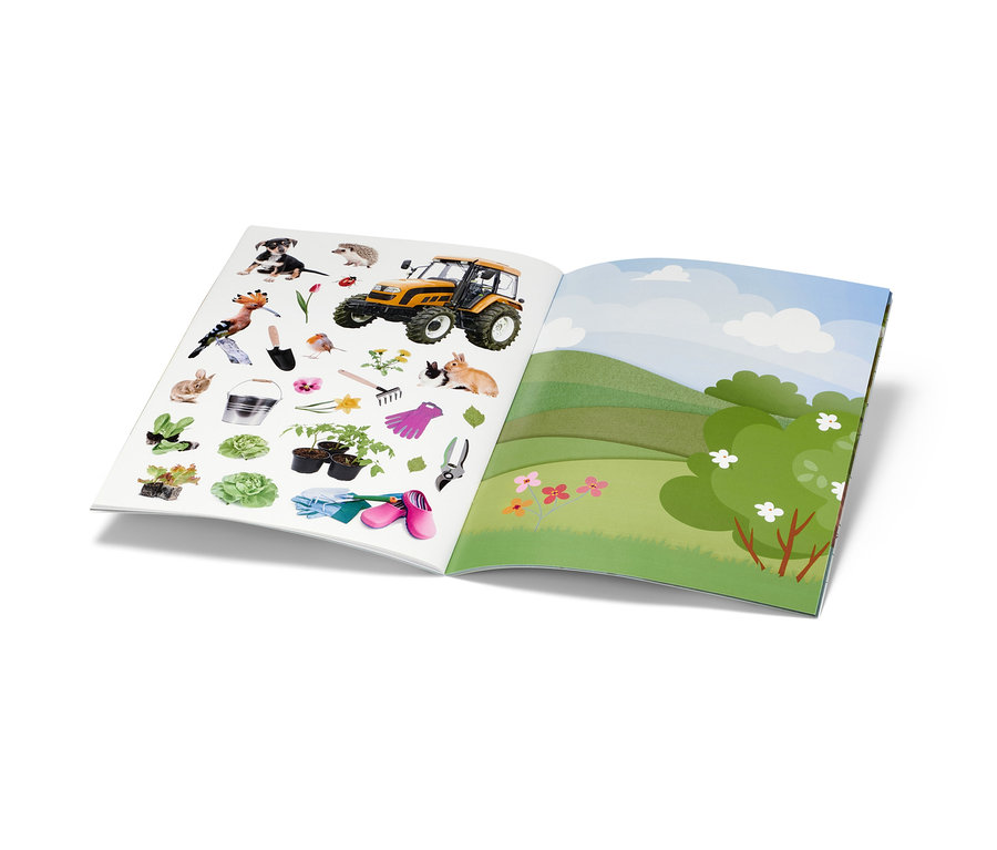 Offenes Buch "Mein Foto-Stickerbuch – Frühling" mit Aufklebern von Tieren und Gartengeräten.