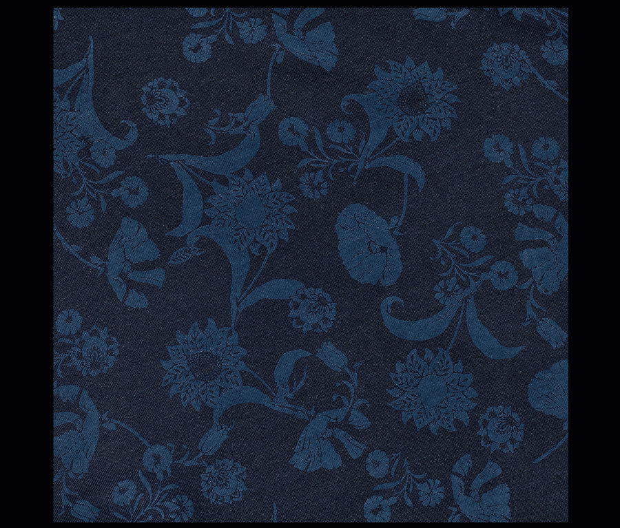 Detailaufnahme einer marineblauen, bedruckten Leggings mit Blumenmuster.