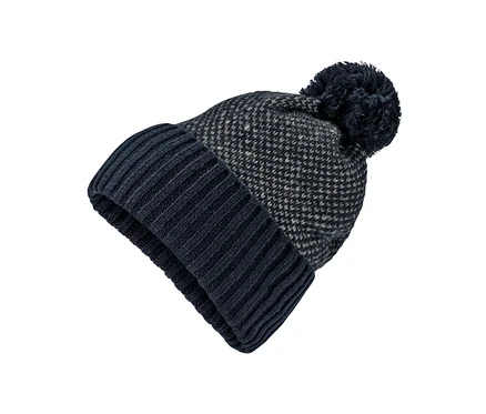 Detailaufnahme einer dunkelblau-beigen Strickmütze mit Bommel auf weißem Hintergrund.