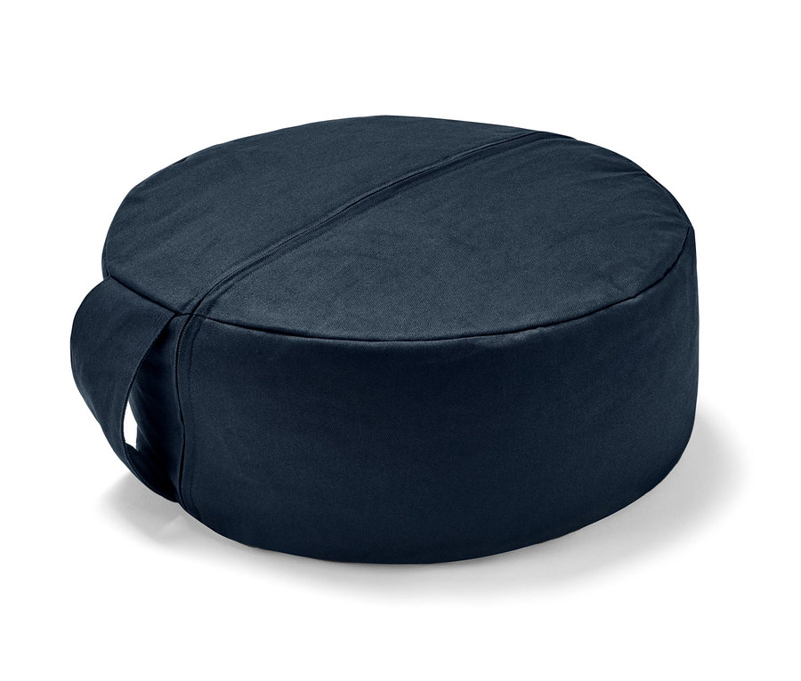 Ein marineblaues Meditationskissen.