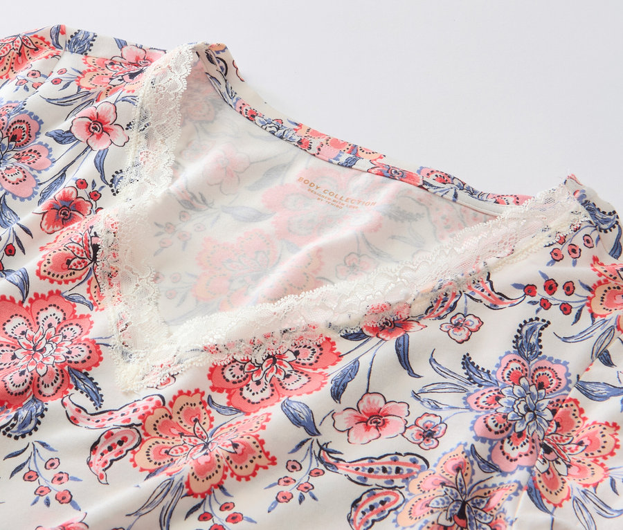 Detailaufnahme eines Nachthemds mit Alloverprint.