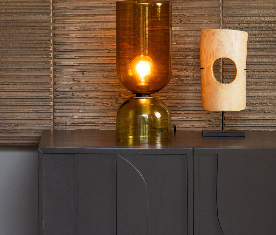 Gelbe Lampe und Holzdeko stehen auf BePureHome Schrank »Notice«, espresso.