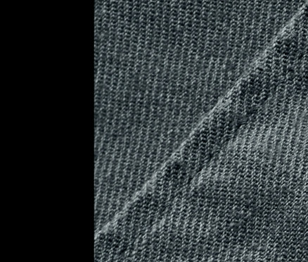 Detailansicht einer grauen Leinenbluse mit Knopfleiste der NAH/STUDIO Hemdbluse | nachhaltige Baumwolle, stone blue.