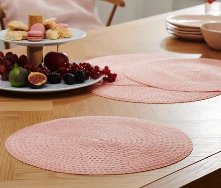 Auf einem Tisch liegen 4 Platzsets.