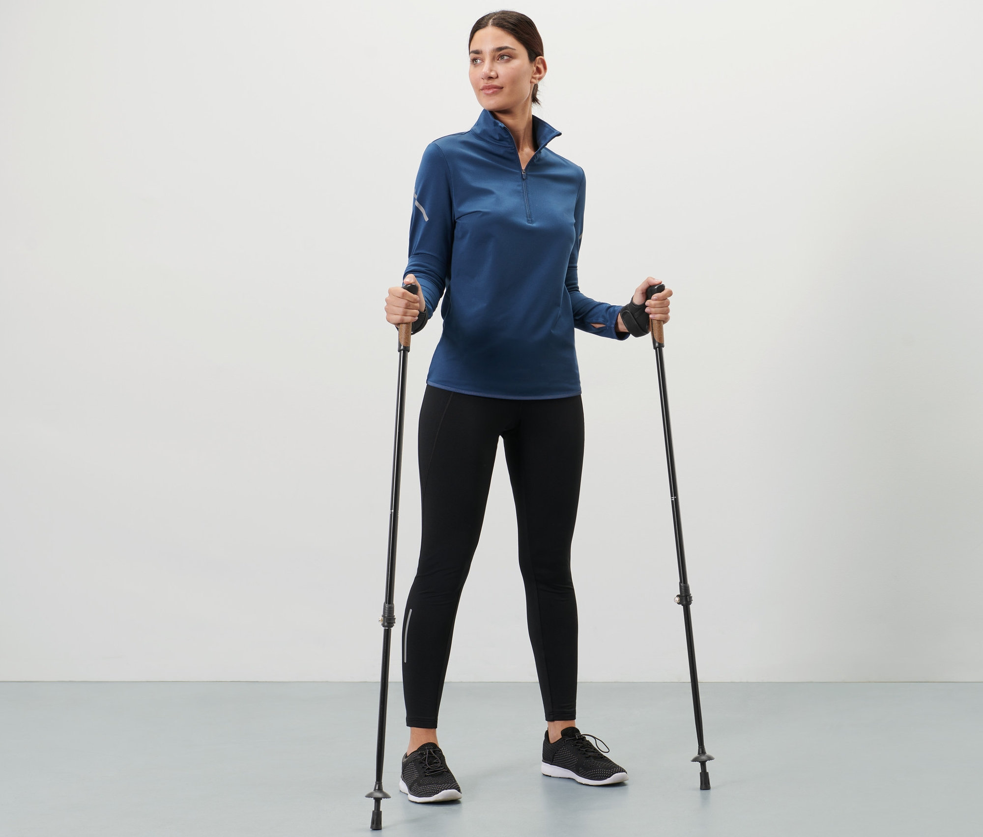 Frau hält Teleskop-Walkingstöcke.