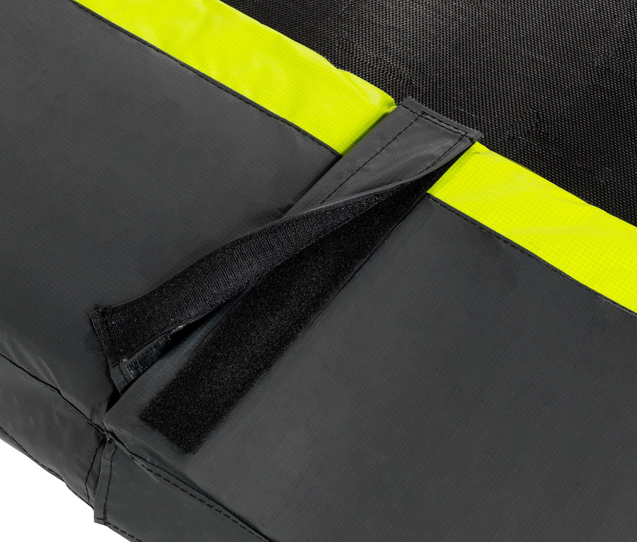 Detail einer schwarzen Abdeckung des EXIT Bodentrampolin »Silhouette sports« mit neongelbem Rand und schwarzem Klettverschluss.