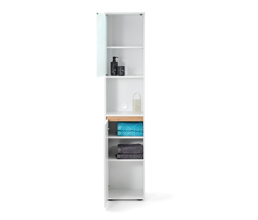 Ein offener Hochschrank, Bad, zeigt Handtücher, einen Seifenspender und ein Glas im Inneren.