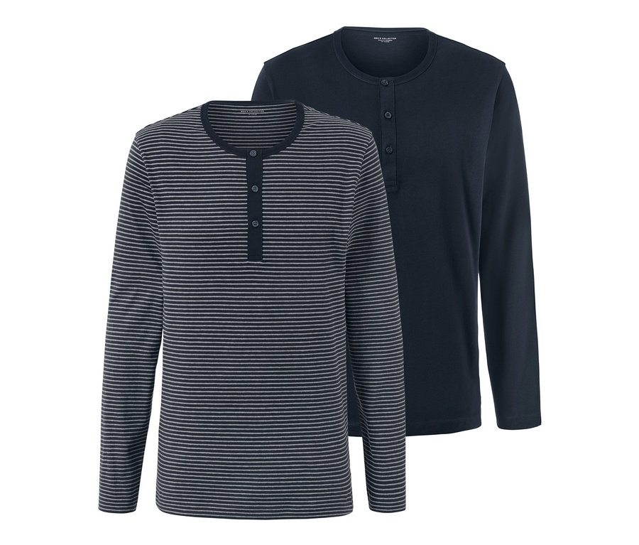 Zwei Pyjama-Shirts, eines gestreift, das andere marineblau.