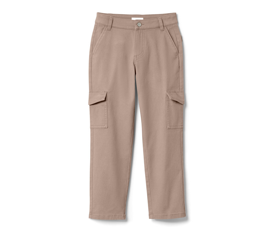 Eine Kinder-Cargohose in Braun liegt auf einem weißen Hintergrund.