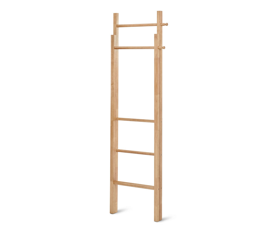 Eine helle Kleiderleiter aus Holz mit vier horizontalen Sprossen.