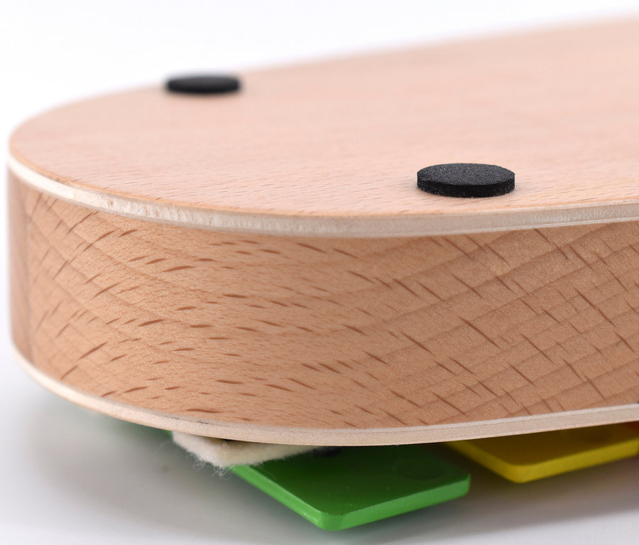 Detailaufnahme von unten eines Voggenreiter großen Glockenspiels mit Buch, die bunten Klangplatten sind sichtbar.