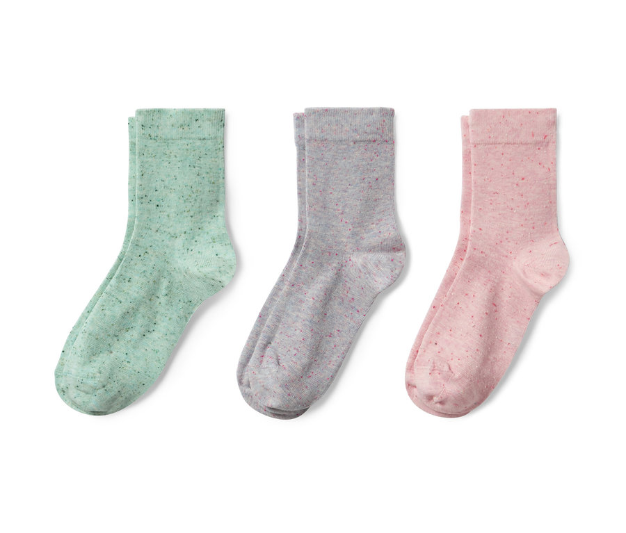 Drei Paar Socken mit Effektgarn in Grün, Grau und Rosa.