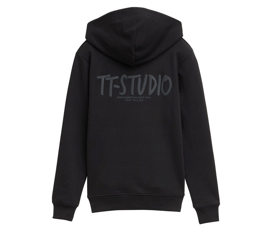 Schwarzer Hoodie von hinten mit dem Schriftzug TT-STUDIO.