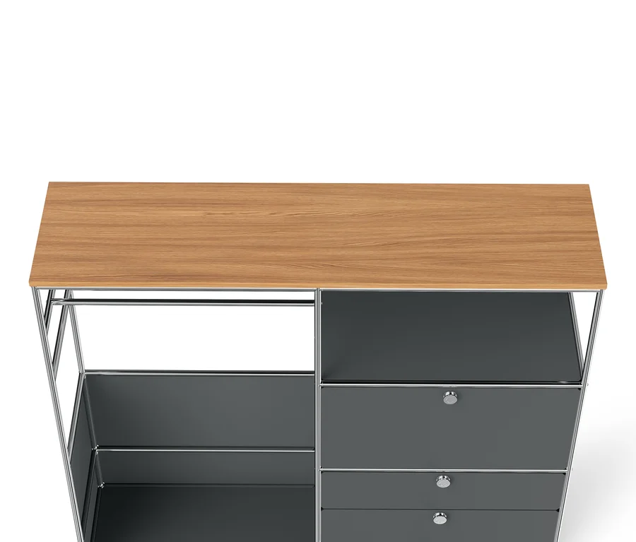 Detailansicht der grauen Metallkommode »CN3« mit Holzplatte, 1 Kleiderstange, 1 Klappenfach und 3 Schubladen.