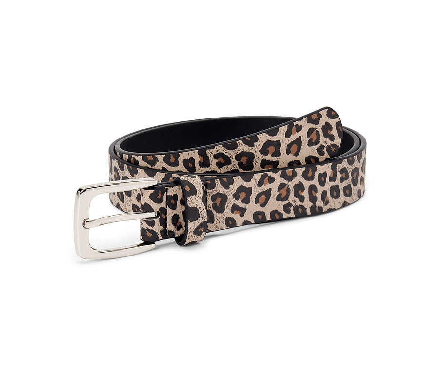 Ein gemusterter Gürtel mit einer Metallschnalle.