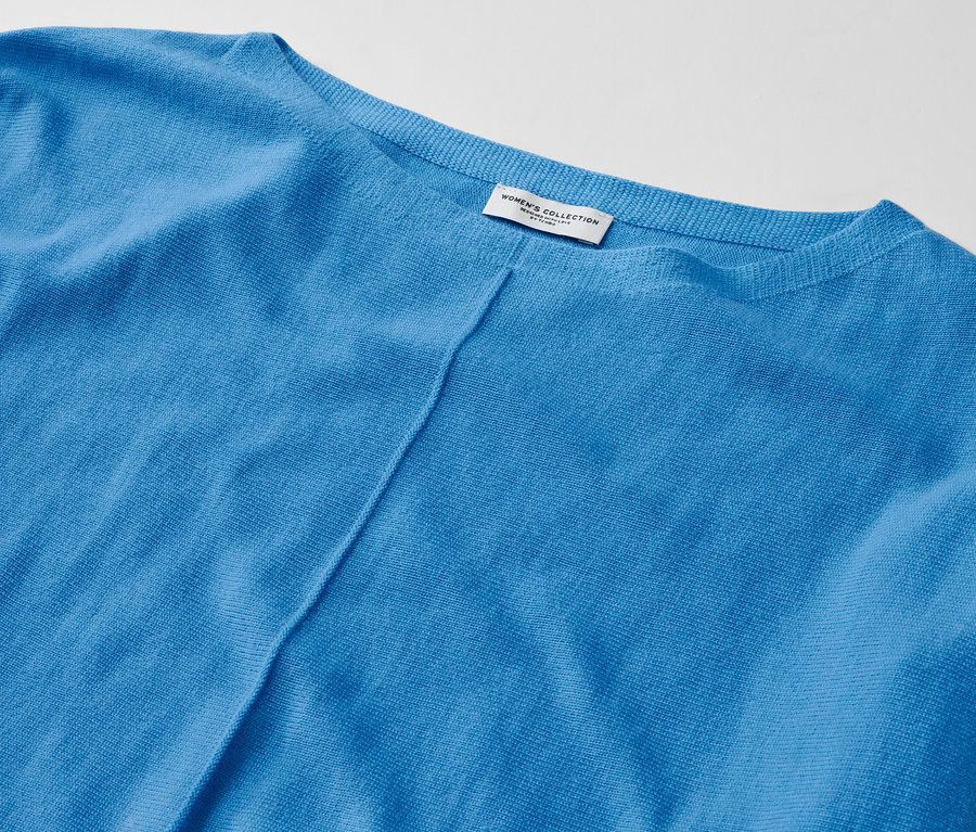 Detailaufnahme eines kobaltblauen Merino-Feinstrickpullovers.
