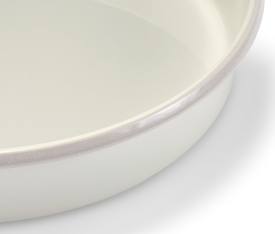 Detail einer Emaille-Tarteform.