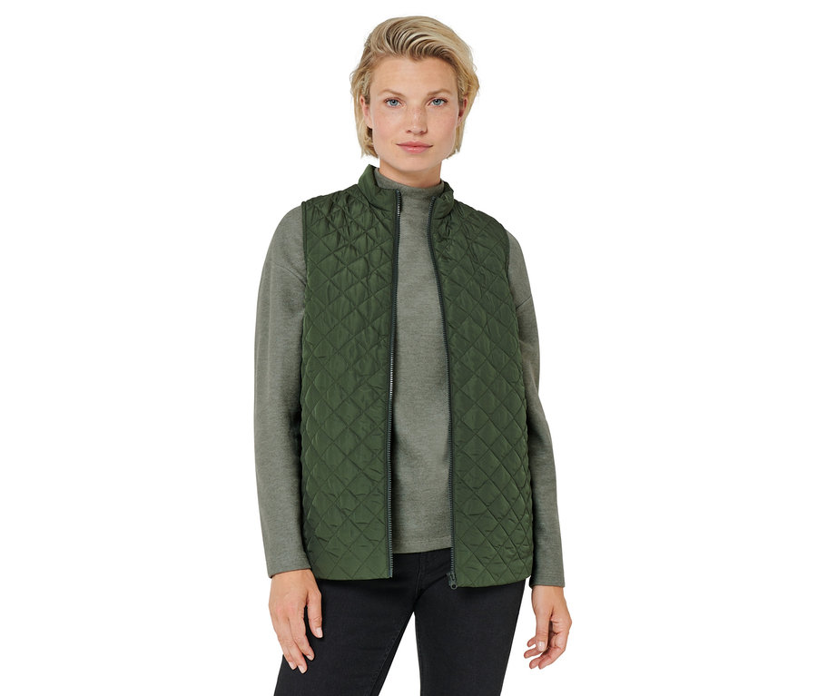Frau trägt eine gesteppte, grüne 3-in-1-Jacke.