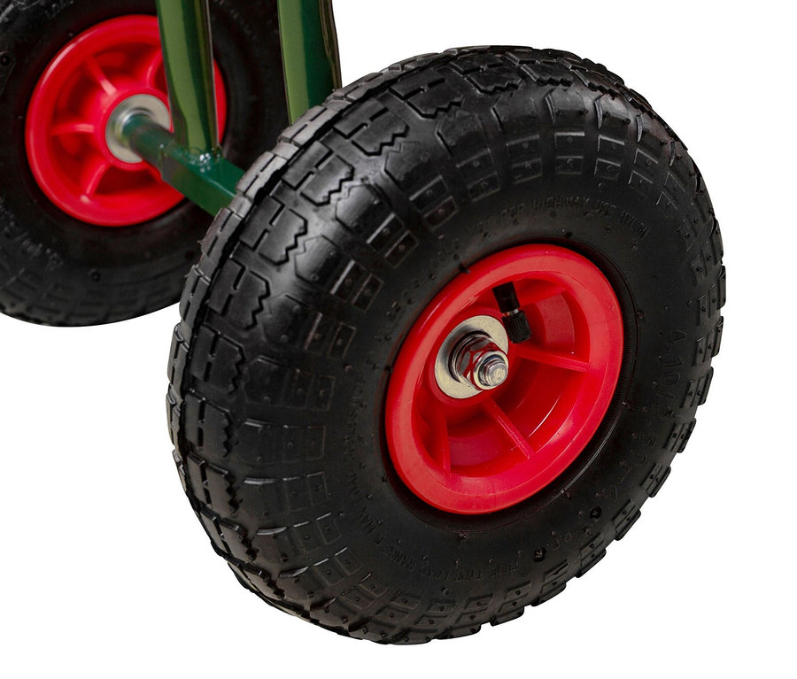 Detailaufnahme der schwarzen Reifen und roten Felgen des Outdoor-Rollsitzes »Deluxe«.