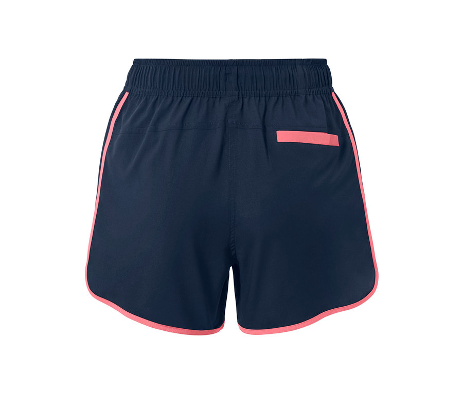 Nahaufnahme der Rückseite einer Badeshorts mit dunkelblauem Hintergrund und korallenrosa Saum.