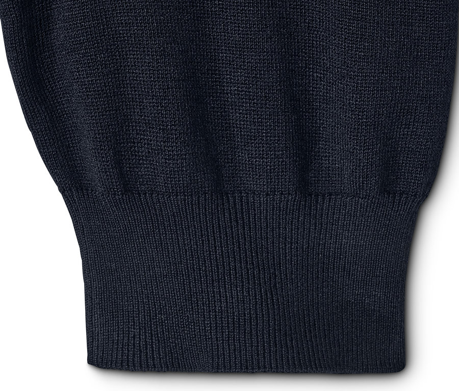 Detailansicht eines blauen Feinstrick-Shirts mit Stehkragen.