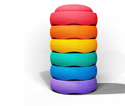 Gestapelte, regenbogenfarbene Stapelsteine Original.
