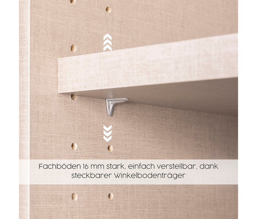 Detailansicht eines beige/champagnerfarbenen Rauch Drehtürenschranks "Skandi" mit sechs Türen und vier Schubladen, der einen verstellbaren Einlegeboden zeigt.