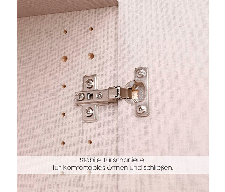 Nahaufnahme eines Scharniers an einem Rauch Drehtürenschrank "Skandi" in Beige/Champagner.