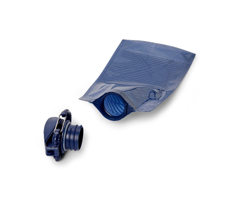 Ein blauer 2er Trinkbeutel mit einem Verschluss daneben.