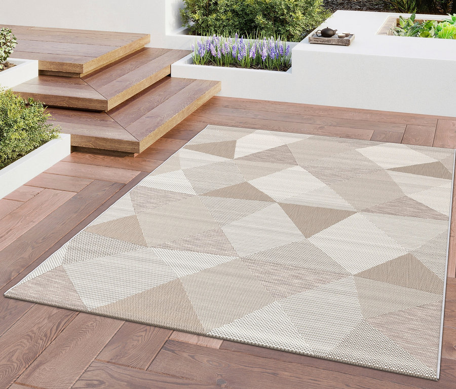 Auf einer Holzterrasse liegt ein beiger Outdoor-Teppich »Sandstone Shapes«.
