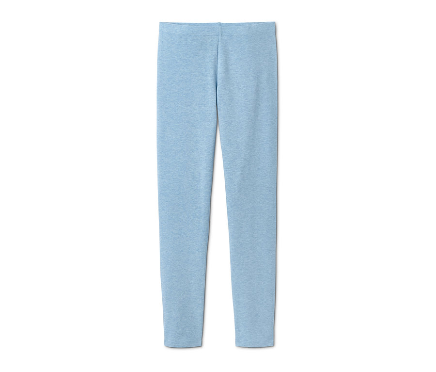 Hellblaue Mädchen Pyjamahose liegt auf einem weißen Hintergrund.