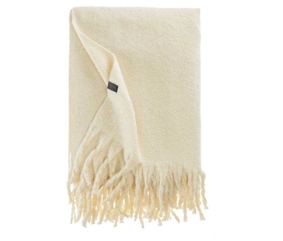 Eine gefaltete, beige Decke mit Fransen auf weißem Hintergrund.