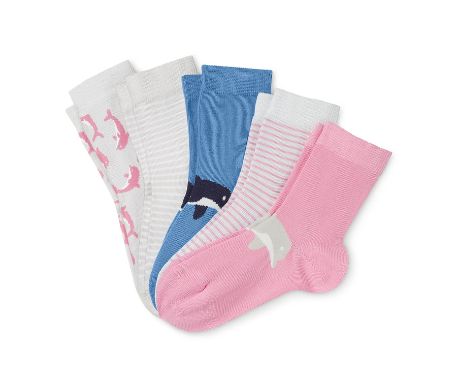 Detailansicht von fünf Paar Socken: ein Paar weiße Socken mit rosa Delfinen, ein Paar weiße Socken mit grauen Streifen, ein Paar blaue Socken mit einem Wal, ein Paar weiße Socken mit rosa Streifen und ein Paar rosa Socken mit einem Delfin.