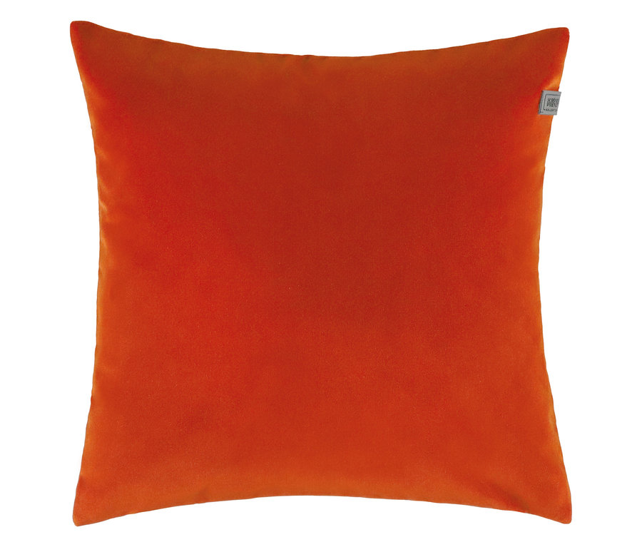 Ein orangefarbenes Kissen auf einem weißen Hintergrund.