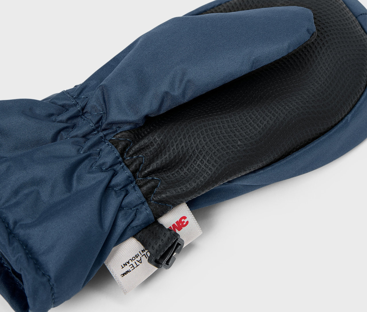 Detail eines blauen Fäustlings mit schwarzer Handfläche und 3M-Etikett.