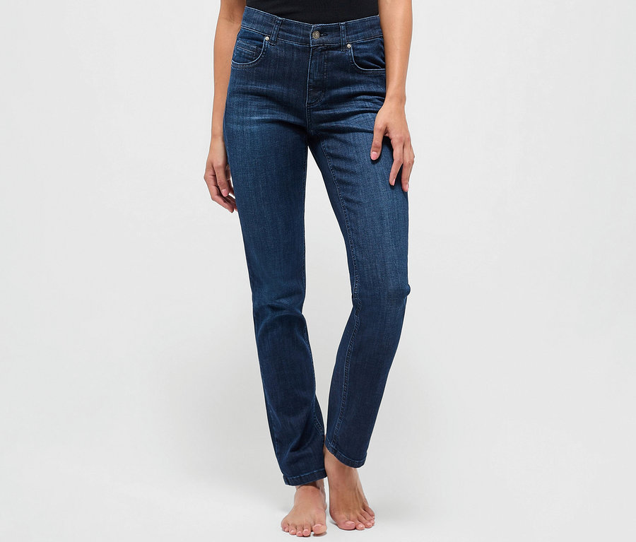 Frau steht und trägt Angels Jeans »Cici« Slim Fit, dark blue.