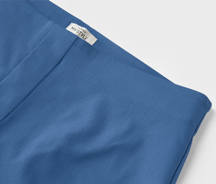 Detail einer blauen Stretchhose.