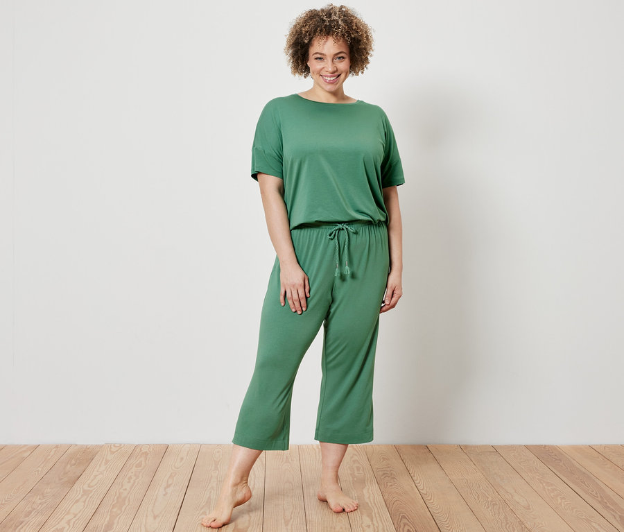 Frau trägt ein grünes 3/4-Pyjama-Set.